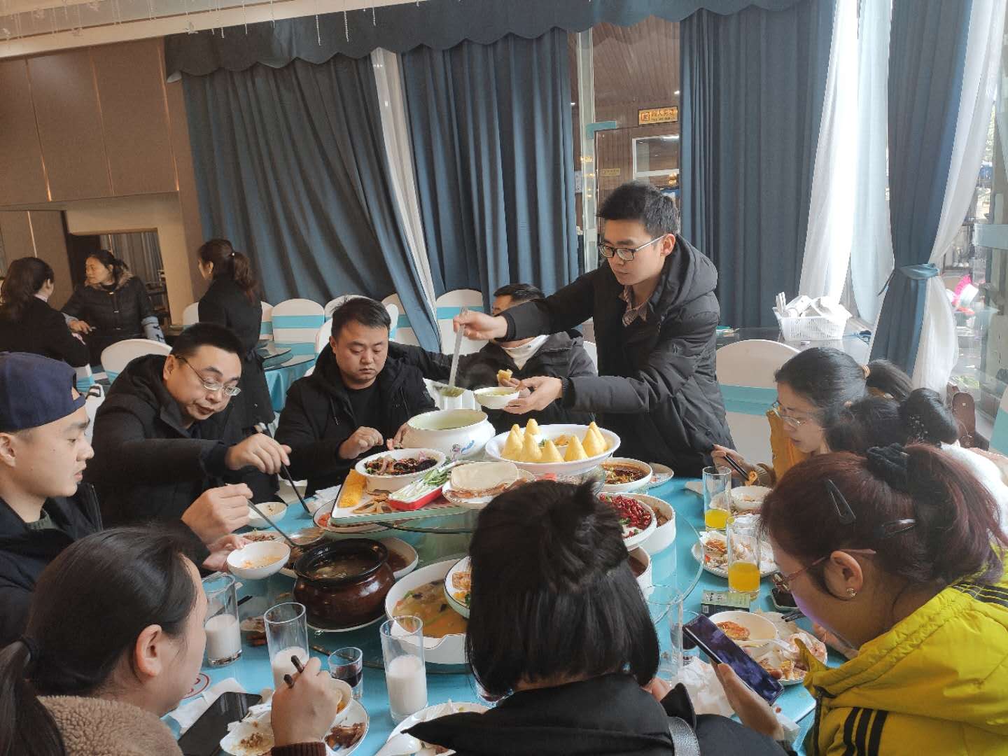 毕业二十年同学聚会吃大餐，18道菜888元，没有当年食堂饭菜香